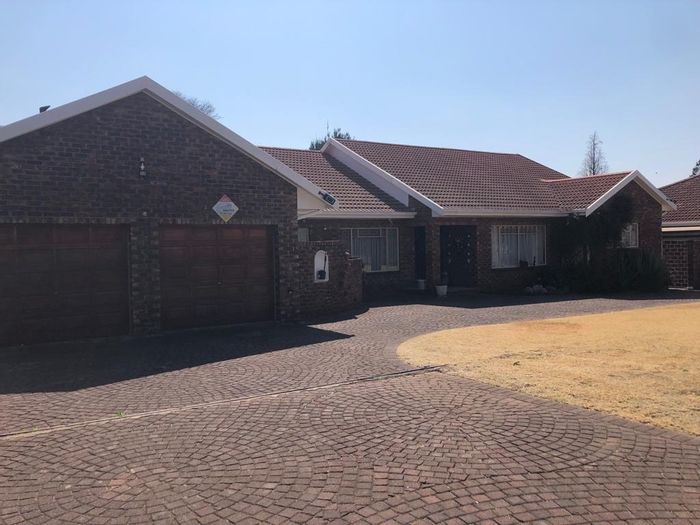 House for Sale in Parys Central: 3 beds, granny flat, office, double garage.