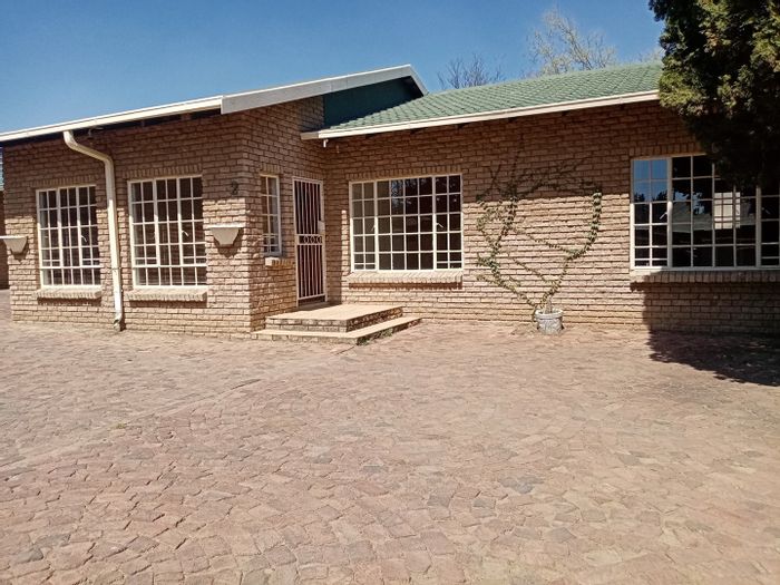 Townhouse For Sale in Parys Central: 3 bedrooms, double garage, enclosed yard.