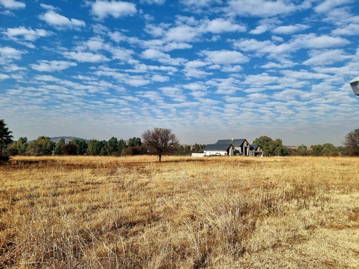 Vacant land for sale in Vaal De Grace Golf Estate, 670 m² available.