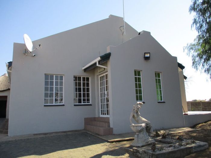 House for Sale in Vredefort Central: 3 beds, flatlet, security features, double garage.