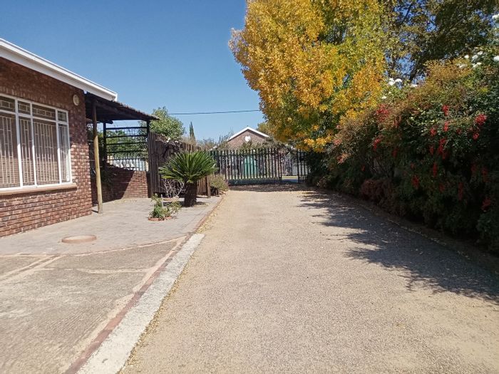 Parys Central Townhouse For Sale: 2 beds, garage, braai area, near schools.