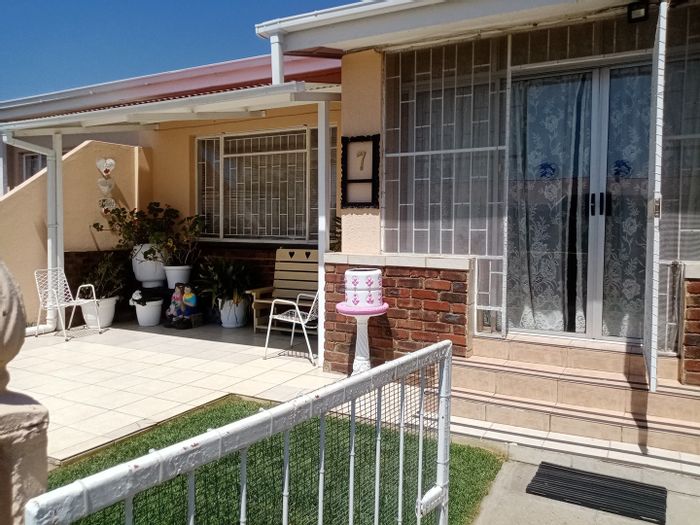 Parys Central Townhouse For Sale: 2 Bedrooms, garage, backyard, near river amenities.