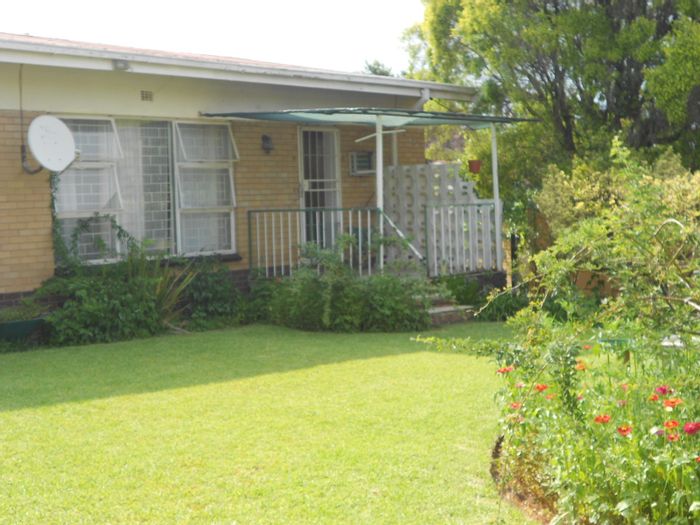 For Sale: Townhouse in Parys Central with gardens, garage, and river access.