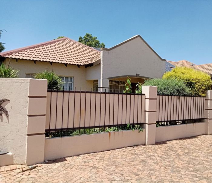 Townhouse for Sale in Parys Central: 2 beds, solar backup, en suite bathrooms.