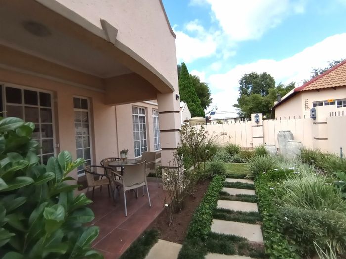 For Sale: Townhouse in Parys Central with solar system, air conditioning, and garage.