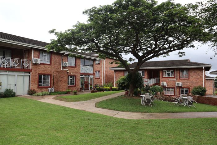 For Sale: 2-Bed Flat in Hatton Estate with garden, pool, and frail care.