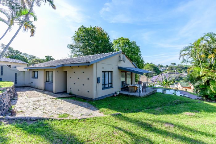 For Sale: House in Farningham Ridge with pool, study, and secure parking.
