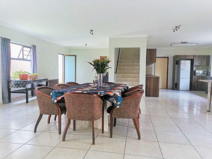 Meersig Park House For Sale: 3 Bedrooms, lagoon access, ideal for entertaining.