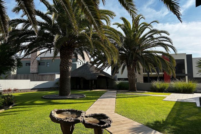 Vogelstrand House For Sale: 4 beds, indoor pool, BBQ area, beach access.