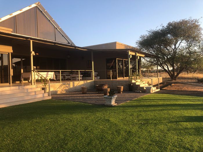 For Sale: House in Omeya Golf Estate with golf views, large erf, and three garages.