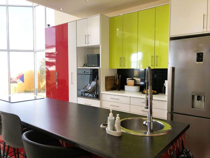 Kramersdorf House To Rent: 4 bedrooms, open-plan living, bar area, versatile garden suite.