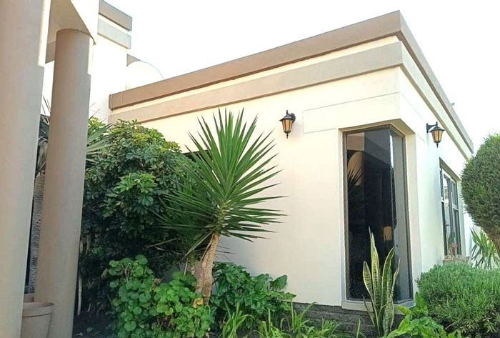 For Sale: House in Fairways with 4 beds, indoor pool, BBQ area, office.