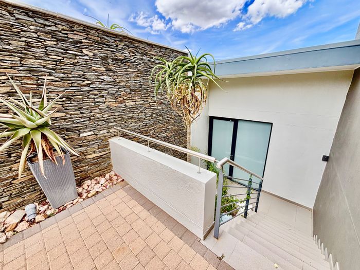 House to Rent in Eros: 3 en-suite bedrooms, pool, pet-friendly, secure complex.