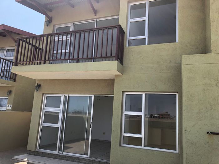 Duplex for Sale in Ocean View: 2 beds, courtyard, garage, tenanted until 2024.