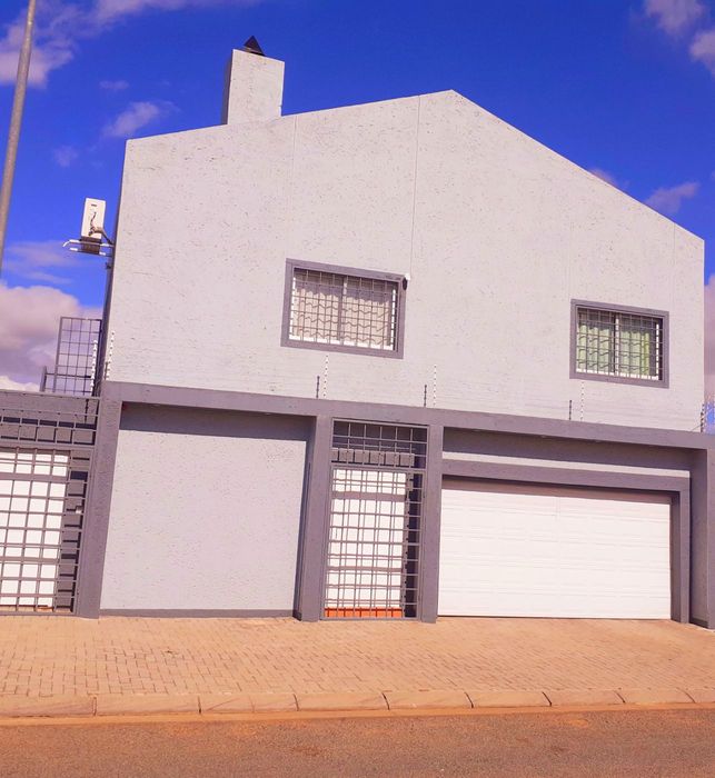 House for Sale in Cimbebasia: Includes flat, air conditioning, and security features.