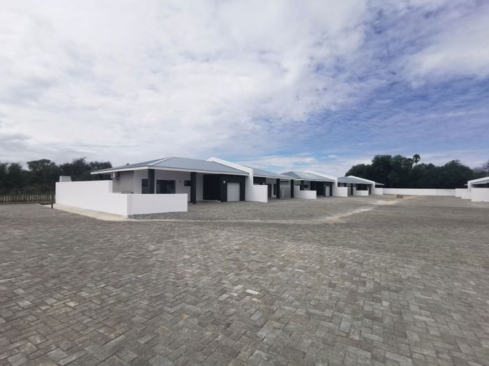 Omaruru Central House For Sale: 2 beds, outdoor BBQ, garage, river views.