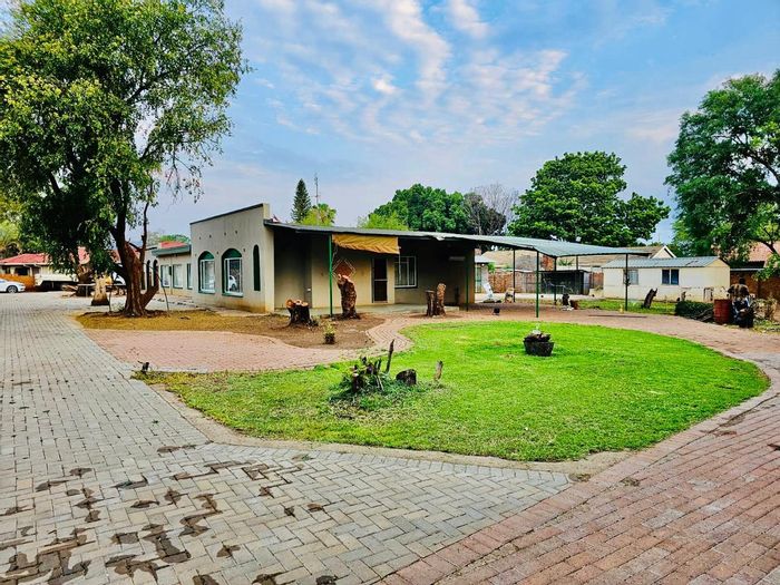 3-bedroom house in Impala Park, to rent with patio and secure parking.