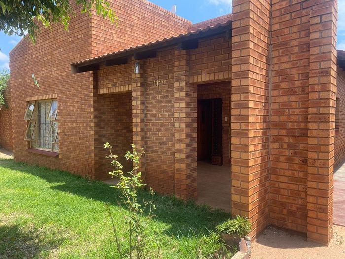 House To Rent in Mahwelereng: 3 Bedrooms, 2 Bathrooms, Garden, Kitchen Appliances.