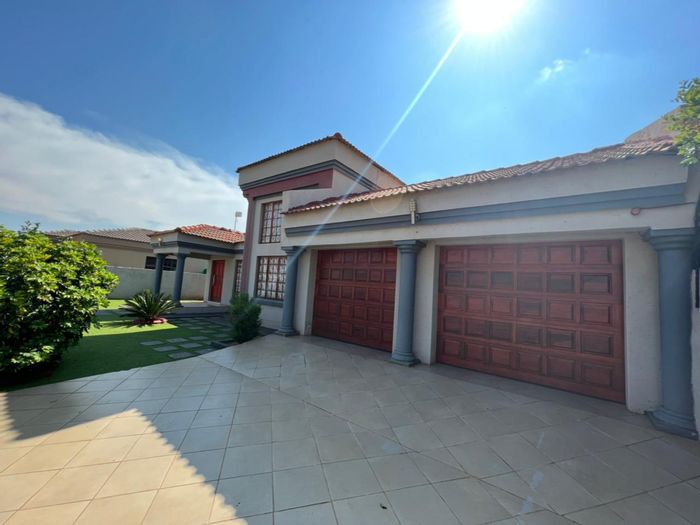 Chroompark House To Rent: 3 bedrooms, double garage, prepaid electricity, fiber connectivity.