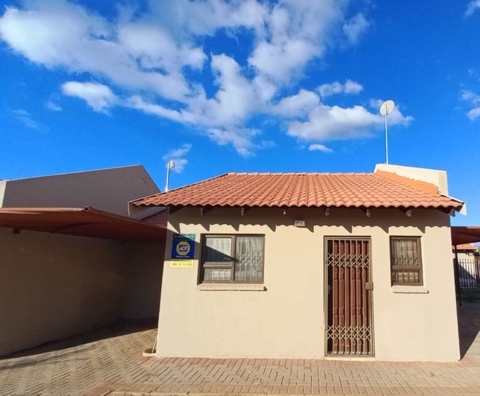 Bendor Townhouse For Sale: 2 beds, open plan living, rental potential, covered parking.