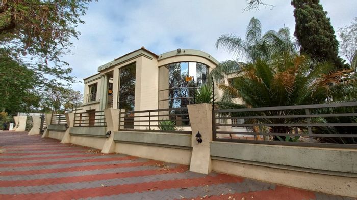 For Sale: Spacious 6-bedroom house in Bendor with gym, garden, and secure parking.
