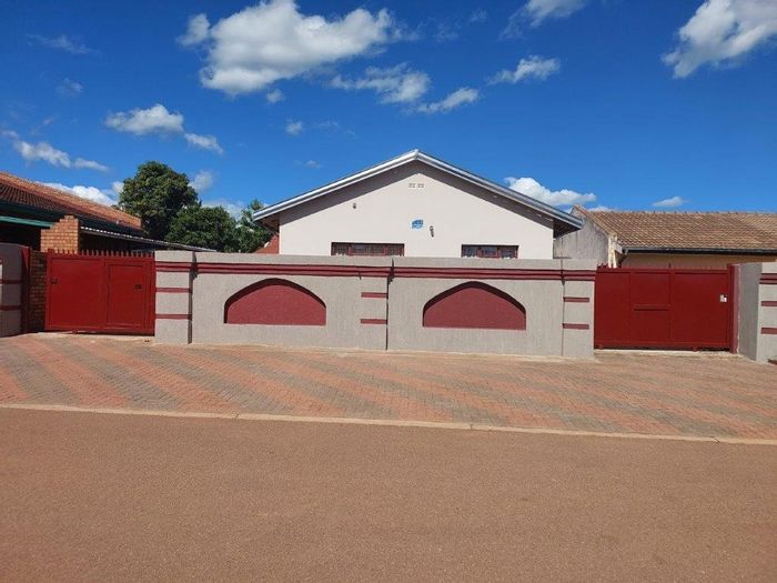 For Sale: House in Lebowakgomo Zone B with 4 bedrooms, parking, and amenities.