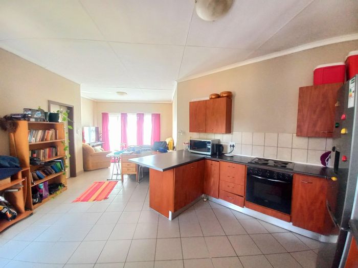 For Sale: Townhouse in Penina Park with balcony, carport, and convenient location.