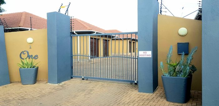 Bendor Townhouse For Sale: 3 Bedrooms, double garage, secure complex, close to amenities.