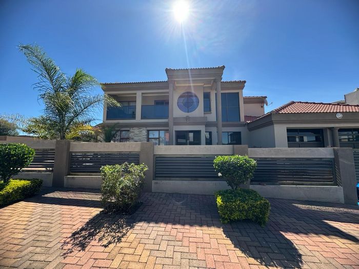 For Sale: House in Woodhill Estate, 4 beds, double garage, secure access gates.