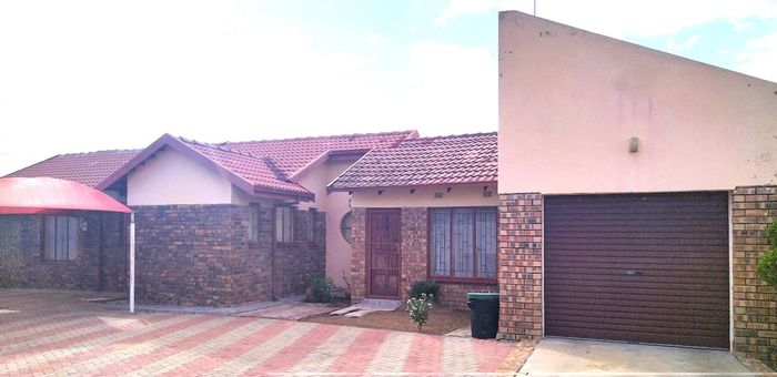 For Sale: House in Seshego with 3 bedrooms, garage, and spacious yard.