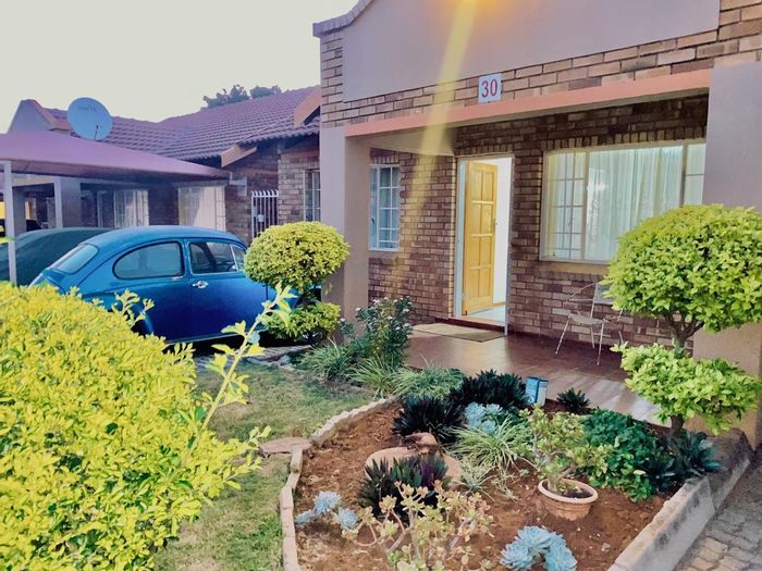 For Sale: Bendor Townhouse with 3 beds, garden, water tank, and parking.