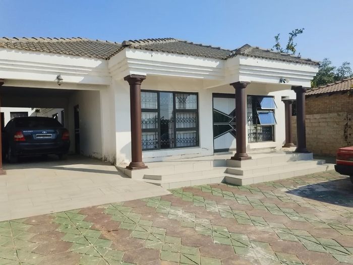 For Sale: House in Mankweng with 4 bedrooms, rental rooms, and open plan living.