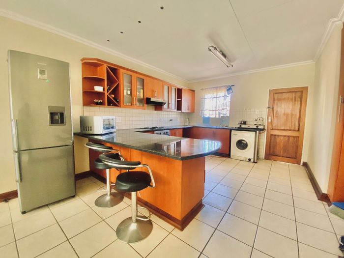 For Sale: 2-bedroom townhouse in Bendor with open-plan living and garage.