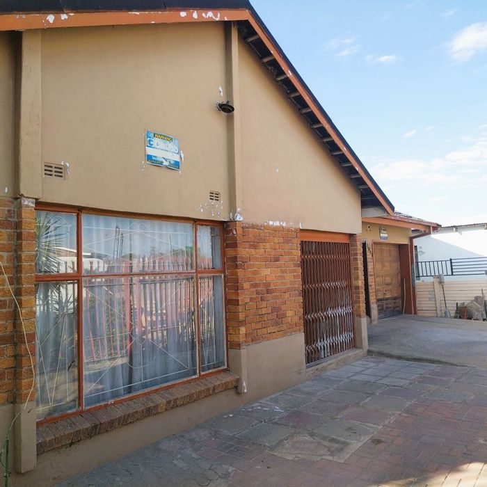 For Sale: 4-Bedroom House in Seshego with Bachelor Setup and Double Garage.