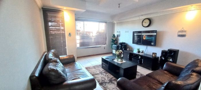 For Sale: House in Westenburg with 3 bedrooms, garage, and patio space.