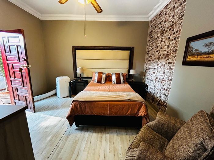 For Sale: House in Mokopane Central with 8 en-suite rooms, pool, spa.