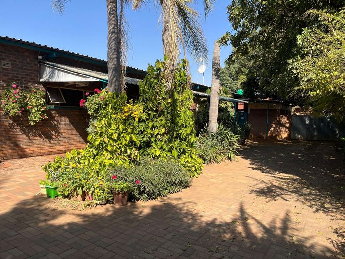 Phola Park House For Sale: Workshop, residence, borehole, and prime location.