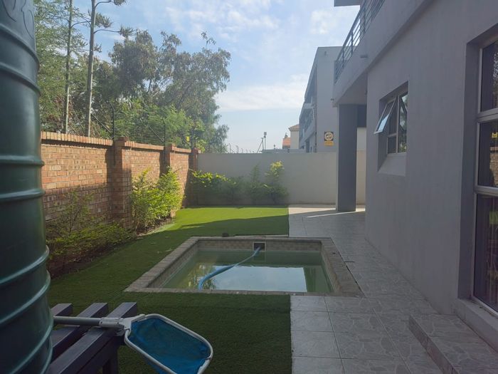 For Sale: Townhouse in Bendor with 3 beds, pool, and double carport.