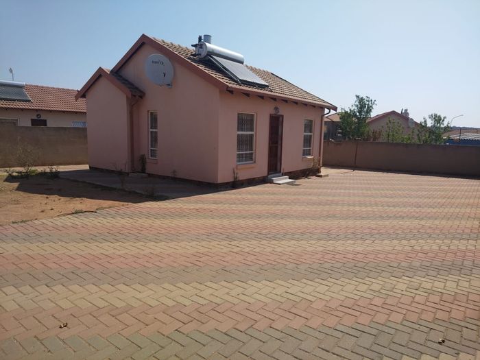 For Sale: House in Southern Gateway with 2 bedrooms, secure yard, low maintenance.