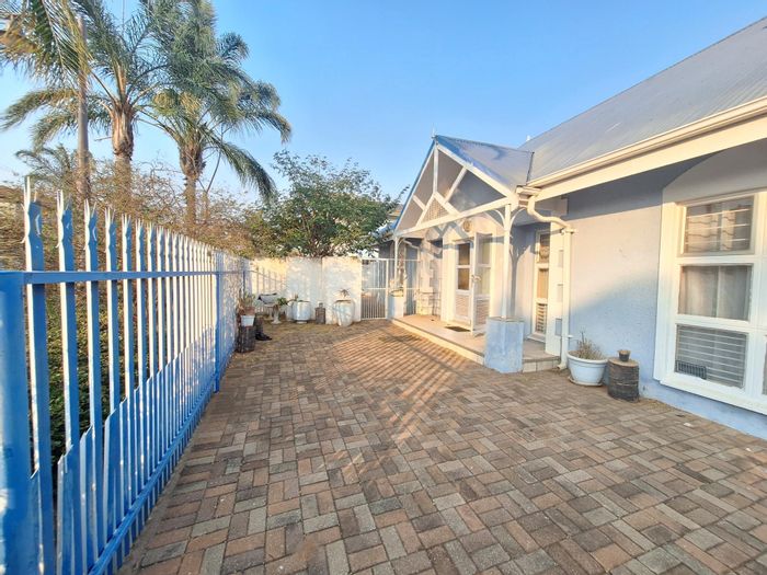 House for Sale in Bendor Village: 3 beds, 2 baths, 2 garages, renovation opportunity.