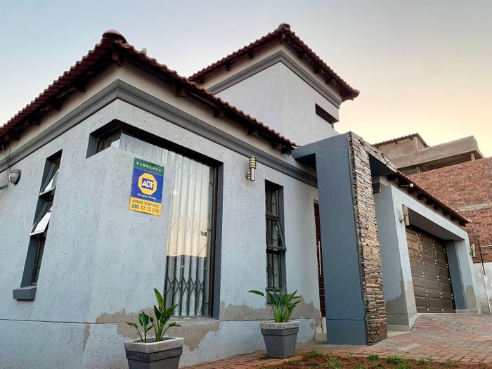Emdo Park House For Sale: 3 beds, ensuite, double garage, secure yard.