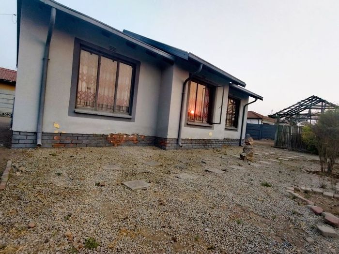 For Sale: House in Madiba Park with 3 bedrooms, yard, and close amenities.
