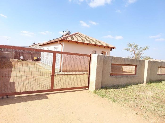 For Sale: House in Southern Gateway with 3 bedrooms, secure access, and ample space.