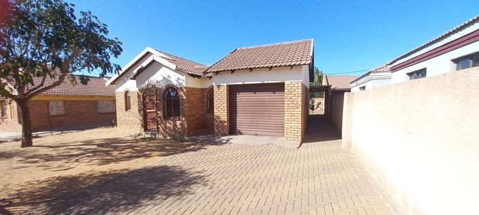 House for Sale in Madiba Park: 3 bedrooms, garage, spacious kitchen, potential extensions.