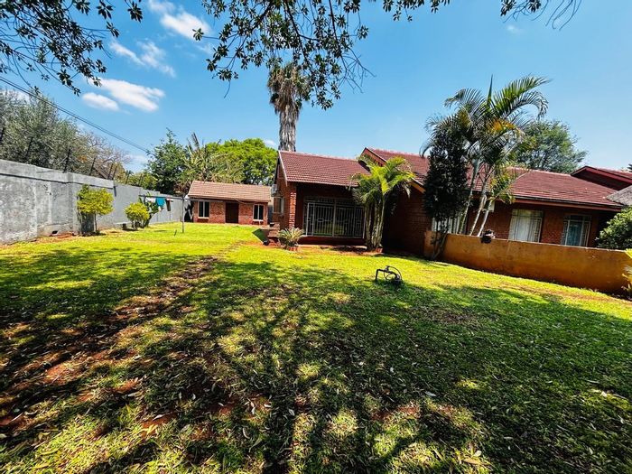 Chroompark House For Sale: 4 bedrooms, granny flat, jacuzzi, double garage, spacious garden.