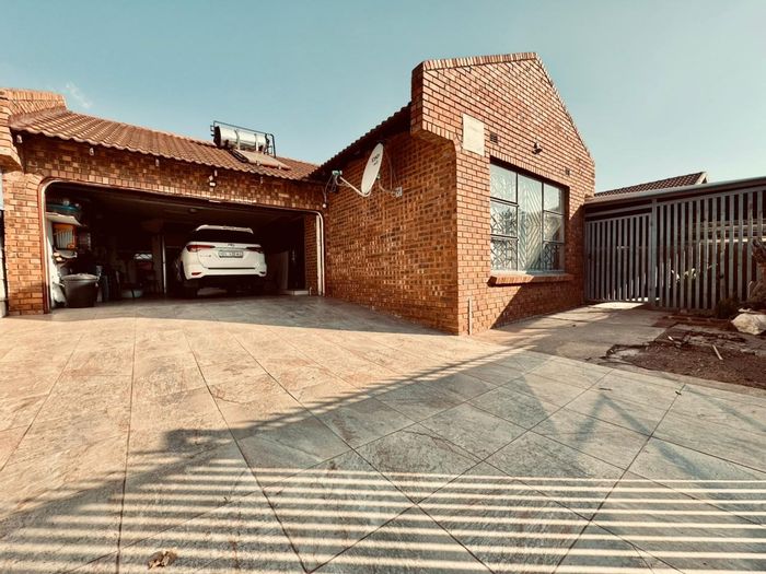 Bendor House For Sale: 3 beds, double garage, solar geyser, spacious layout.
