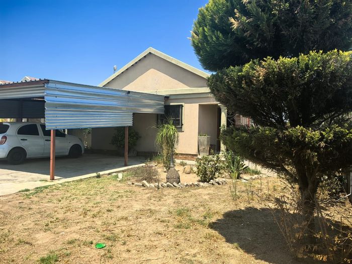 For Sale: House in Rethabile Gardens with 2 beds, large yard, double carport.