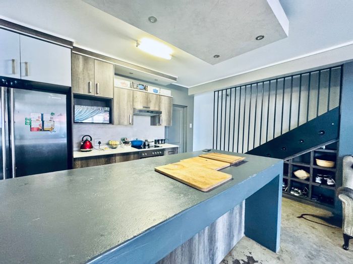Bendor Townhouse For Sale: 3 Bedrooms, secure estate, prepaid utilities, spacious layout.
