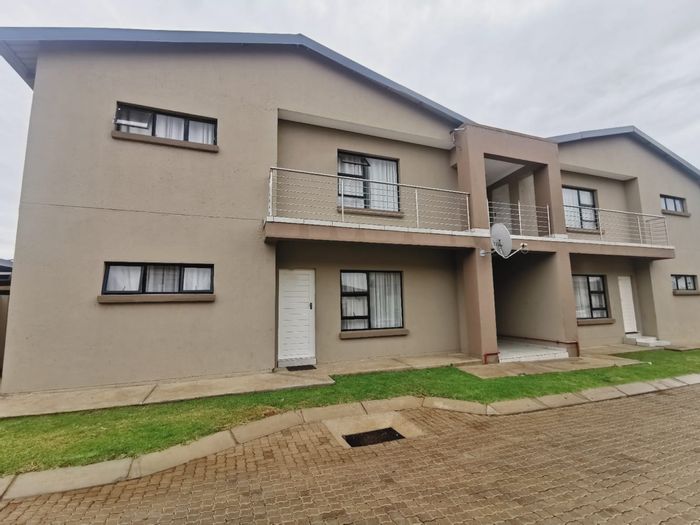 For Sale: 3-Bedroom Townhouse in Bendor with Open-Plan Living and Secure Parking.