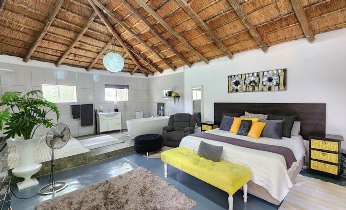 Bendor House For Sale: 3 beds, 3 baths, flatlets, pool, lapa, parking.